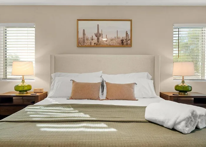 Casa Solana: Poolside Luxury * Magma